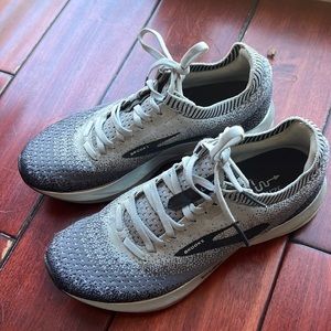 Brooks Levitate Sneakers